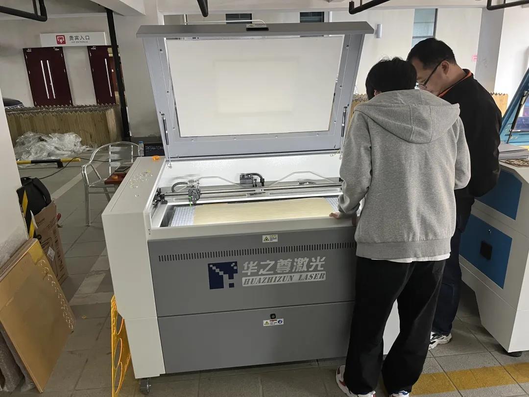 激光雕刻切割机加工运行场景