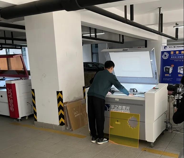 激光雕刻切割机加工运行场景